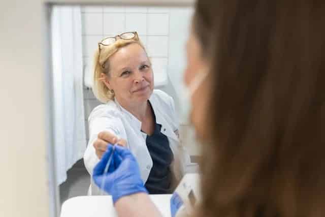 Lapsettomuuslääkäri Riitta Koivunen nauttii työstään.